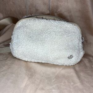 Lululemon Everywhere Belt Bag 1L Fleece in Natural Ivory